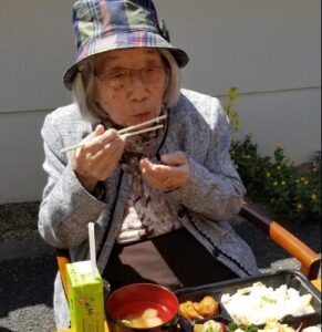 4月11日お天気も良く手づくり弁当を施設の外で食べました(〃艸〃)ﾑﾌｯ