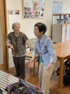 ボランティアの方が急遽来れなくなり　カラオケ♪体操に変更