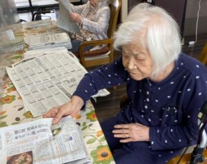 雨の日はみんなで新聞折りです(〃艸〃)ﾑﾌｯ