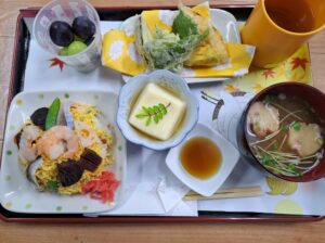 敬老会手作り昼食(〃艸〃)ムフッ