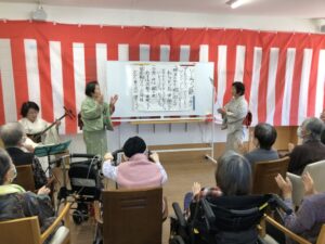 プロの三味線の演奏で民謡を合唱しました(*^-^*)