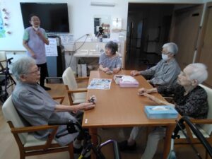 レクリエーション♥️チラシ丸めゲーーーム😆