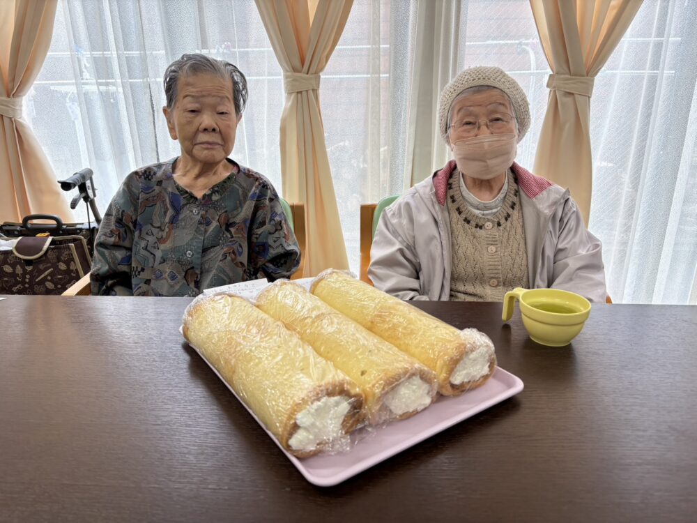 レク後のおやつは夢ロールケーキ(*^-^*)